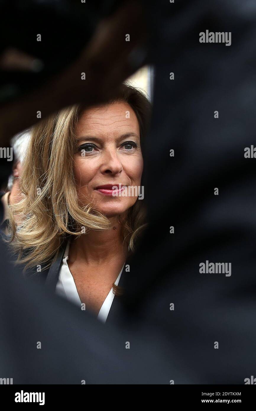 Valerie Trierweiler, partner del presidente francese, accoglie i visitatori fuori dal palazzo presidenziale Elysee a Parigi, in Francia, il 14 settembre 2013, come parte della trentesima edizione del patrimonio europeo francese aperto giorni. Castelli, edifici statali, monumenti notevoli del ventesimo secolo, ma anche semafori e siti industriali aprono le loro porte al pubblico gratuitamente durante i giorni del patrimonio europeo. Foto di Stephane Lemouton/ABACAPRESS.COM Foto Stock