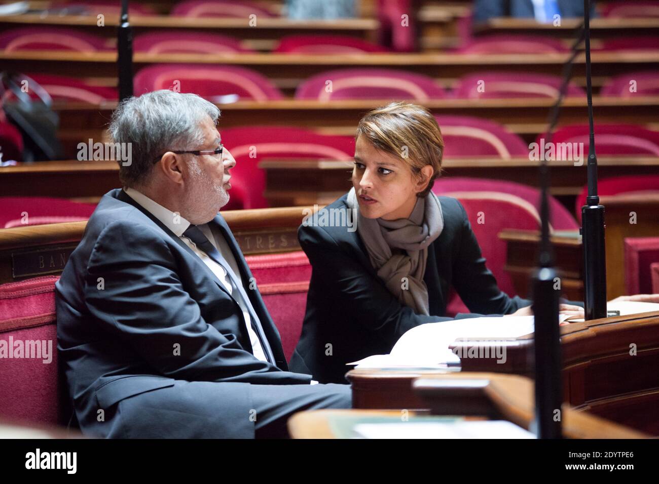 Najat Vallaud-Belkacem, portavoce del Ministro delle donne e del Governo, parla con il Ministro responsabile delle relazioni con il Parlamento Alain Vidalies prima di rivolgersi ai senatori per presentare il suo nuovo disegno di legge sulla parità di genere, al Senato francese di Parigi, Francia, il 17 settembre 2013. Foto di Romain boe/ABACAPRESS.COM Foto Stock