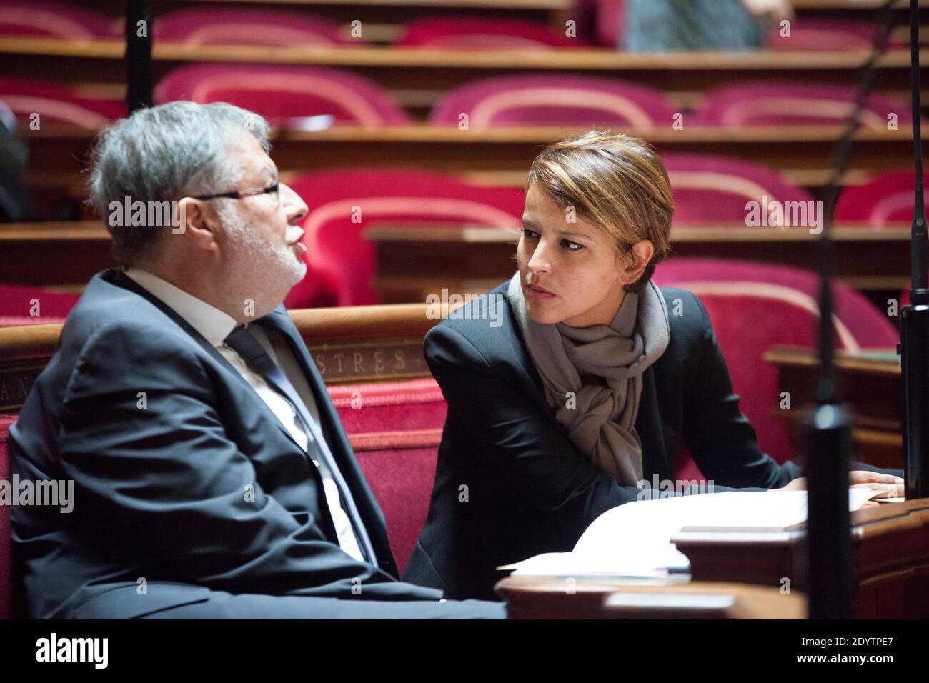 Najat Vallaud-Belkacem, portavoce del Ministro delle donne e del Governo, parla con il Ministro responsabile delle relazioni con il Parlamento Alain Vidalies prima di rivolgersi ai senatori per presentare il suo nuovo disegno di legge sulla parità di genere, al Senato francese di Parigi, Francia, il 17 settembre 2013. Foto di Romain boe/ABACAPRESS.COM Foto Stock