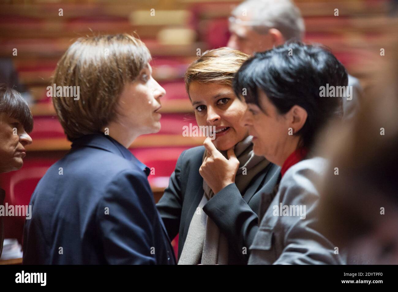 Ministro junior per i diritti della donna e portavoce del governo Najat Vallaud-Belkacem prima di rivolgersi ai senatori per presentare il suo nuovo disegno di legge sulla parità di genere, al Senato francese a Parigi, in Francia, il 17 settembre 2013. Foto di Romain boe/ABACAPRESS.COM Foto Stock