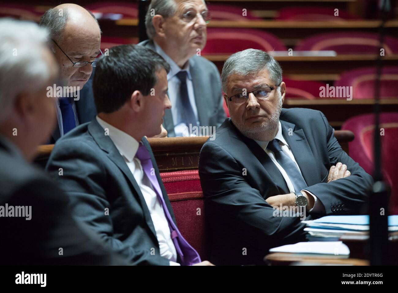 Il Ministro degli interni, Manuel Valls, parla con il Ministro responsabile delle relazioni con il Parlamento Alain Vidalies prima di inviare i senatori per presentare una nuova legge che vieta il "mandato doppio", al Senato francese a Parigi, in Francia, il 18 settembre 2013. Foto di Romain boe/ABACAPRESS.COM Foto Stock