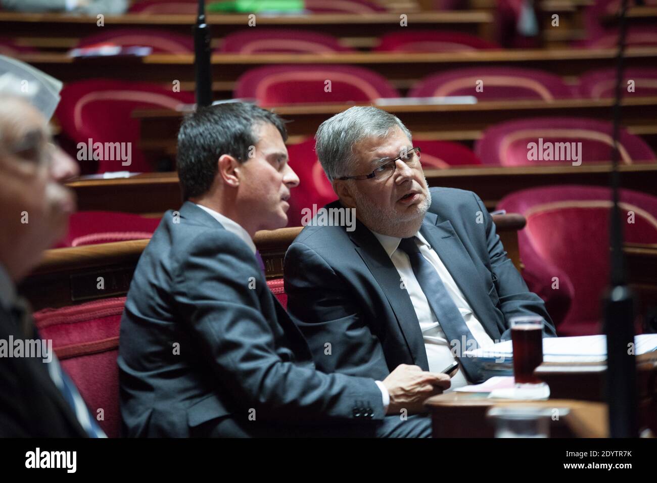Il Ministro degli interni, Manuel Valls, parla con il Ministro responsabile delle relazioni con il Parlamento Alain Vidalies prima di inviare i senatori per presentare una nuova legge che vieta il "mandato doppio", al Senato francese a Parigi, in Francia, il 18 settembre 2013. Foto di Romain boe/ABACAPRESS.COM Foto Stock