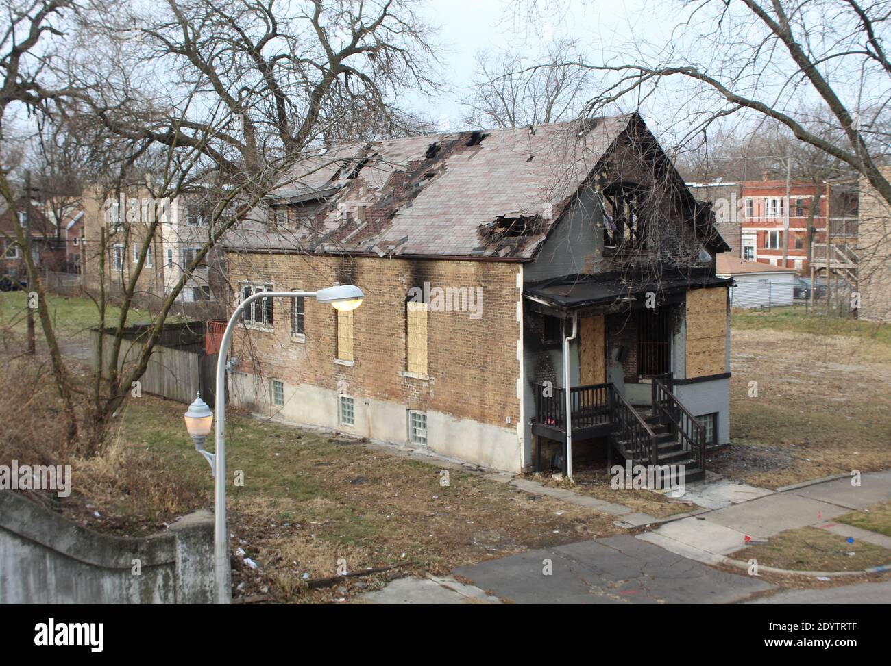 Un incendio abbandonato ha danneggiato la casa nel quartiere South Side di Chicago, Englewood Foto Stock