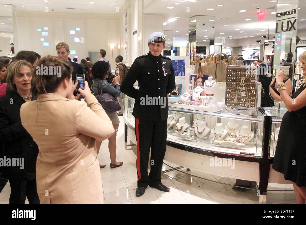 Il principe Harry Looklike Roddy Walker pone con i clienti che fanno un acquisto di gioielli carolee al grande magazzino di Bloomingdale a New York City, NY, USA il 19 settembre 2013. L'evento fa parte della celebrazione Loves Great Britain. Foto di Charles Guerin/ABACAPRESS.COM Foto Stock