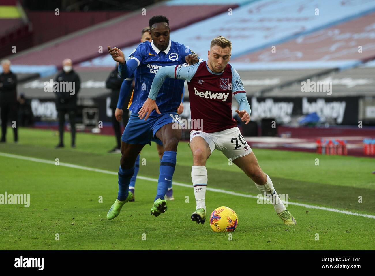 Londra, Regno Unito. 27 Dicembre 2020. Jarrod Bowen di West Ham United viene sfidato da Danny Welbeck di Brighton & Hove Albion durante la partita della Premier League tra West Ham United e Brighton e Hove Albion allo stadio di Londra, Queen Elizabeth Olympic Park, Londra, Inghilterra, il 27 dicembre 2020. Foto di Ken Sparks. Solo per uso editoriale, è richiesta una licenza per uso commerciale. Nessun utilizzo nelle scommesse, nei giochi o nelle pubblicazioni di un singolo club/campionato/giocatore. Credit: UK Sports Pics Ltd/Alamy Live News Foto Stock