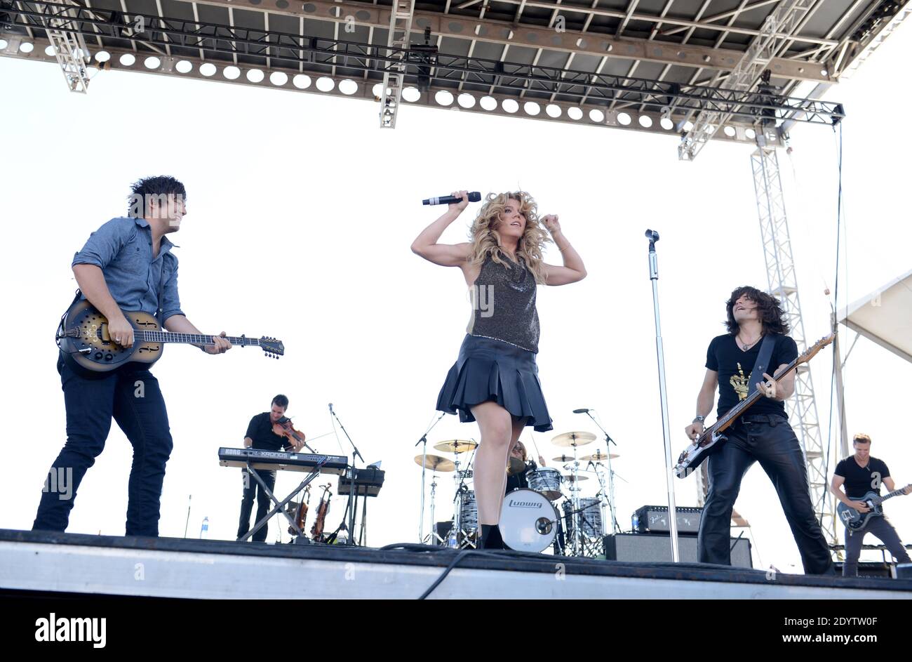 Reid Perry, Kimberly Perry e Neil Perry della band Perry si esibiscono presso l'iHeart Village durante il 2013 iHeartRadio Music Festival presso la MGM Grand Arena di Las Vegas, NV, USA, il 21 settembre 2013. Foto di Lionel Hahn/ABACAPRESS.COM Foto Stock