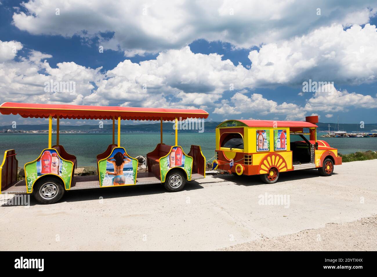 Veicolo turistico a Causeway, Antica Città di Nessebar, Nesebar, Nessebar, Provincia di Burgas, Bulgaria, Europa sudorientale, Europa Foto Stock