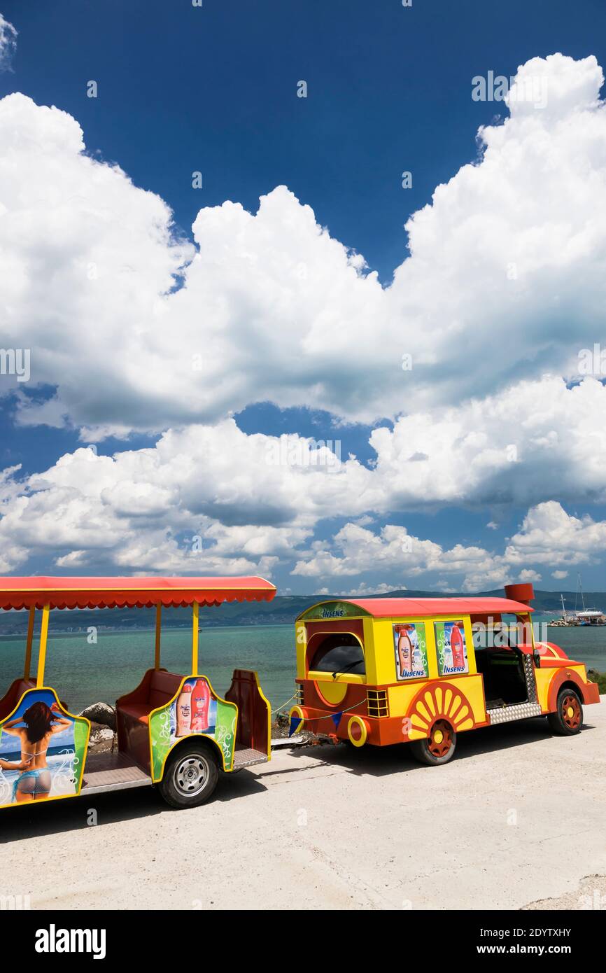 Veicolo turistico a Causeway, Antica Città di Nessebar, Nesebar, Nessebar, Provincia di Burgas, Bulgaria, Europa sudorientale, Europa Foto Stock