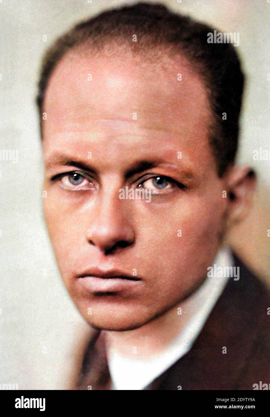 1928 c francia lo scrittore francese giornalista e dandy pierre drieu la rochelle 1893 1945 ritratto di un fotografo sconosciuto con colori digitali letteratura scrittrice