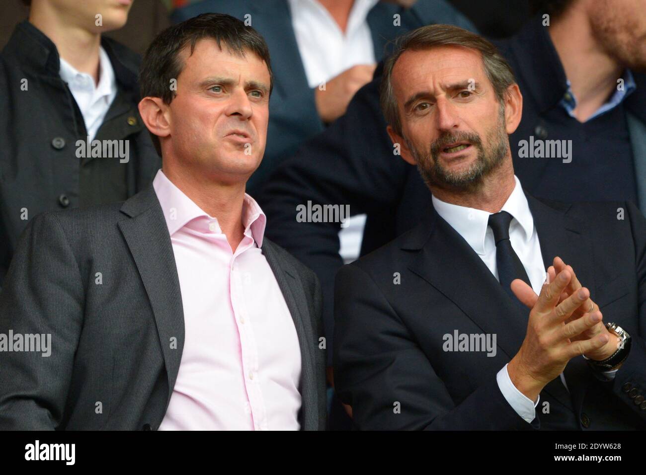 Il Ministro degli interni Manuel Valls e Jean-Claude Blanc durante la prima partita di calcio della Lega francese, PSG contro Tolosa a Parigi, Francia, il 28 settembre 2013. PSG ha vinto 2-0. Foto di Henri Szwarc/ABACAPRESS.COM Foto Stock