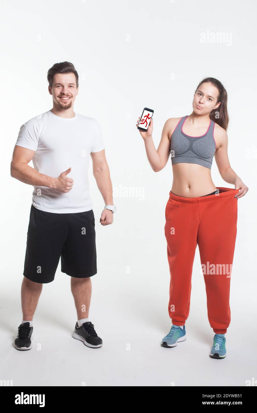 allenamento online per giovani uomini e donne con l'app per smartphone isolato Foto Stock