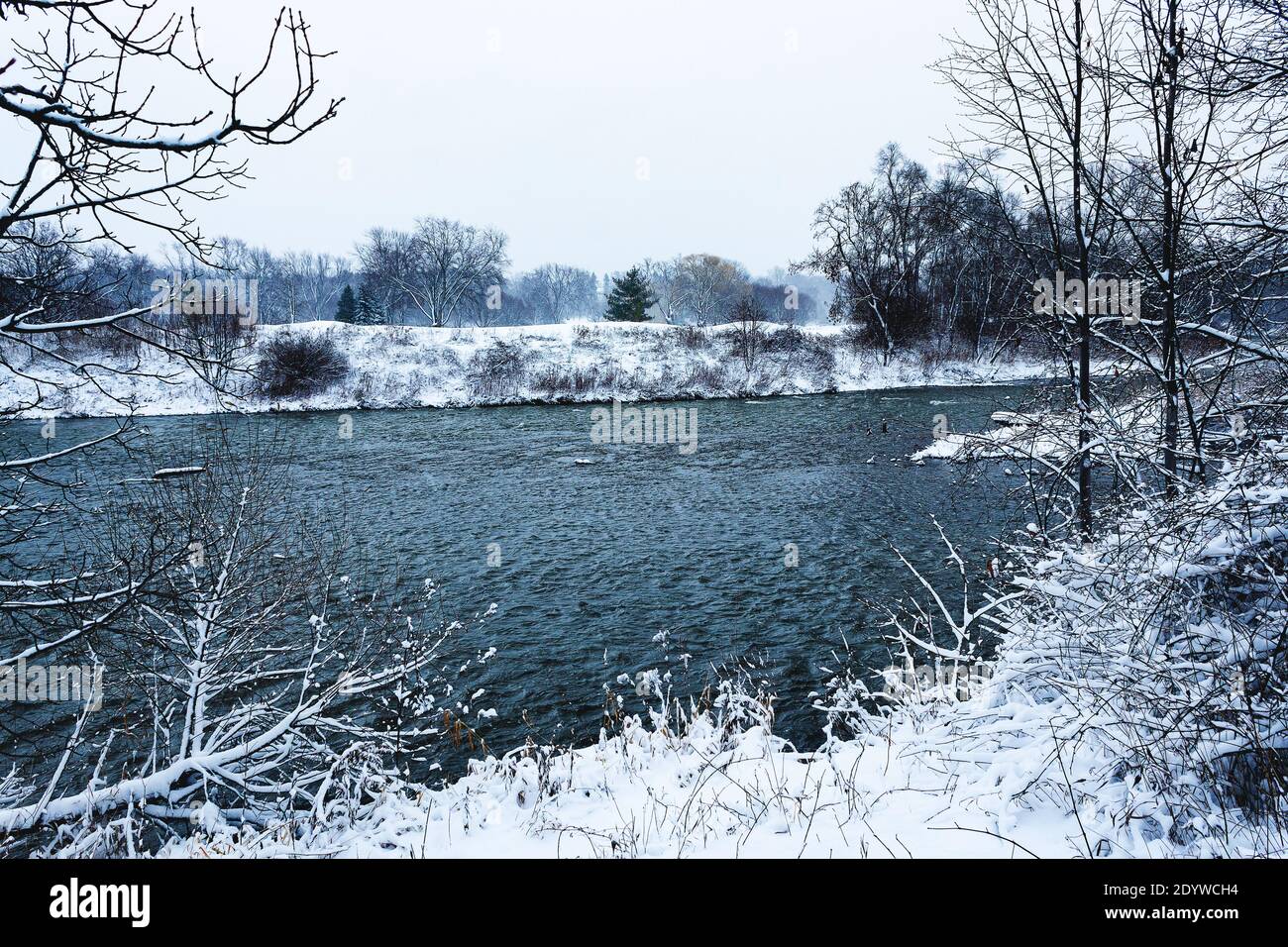 Vista sulla neve lungo il fiume Foto Stock