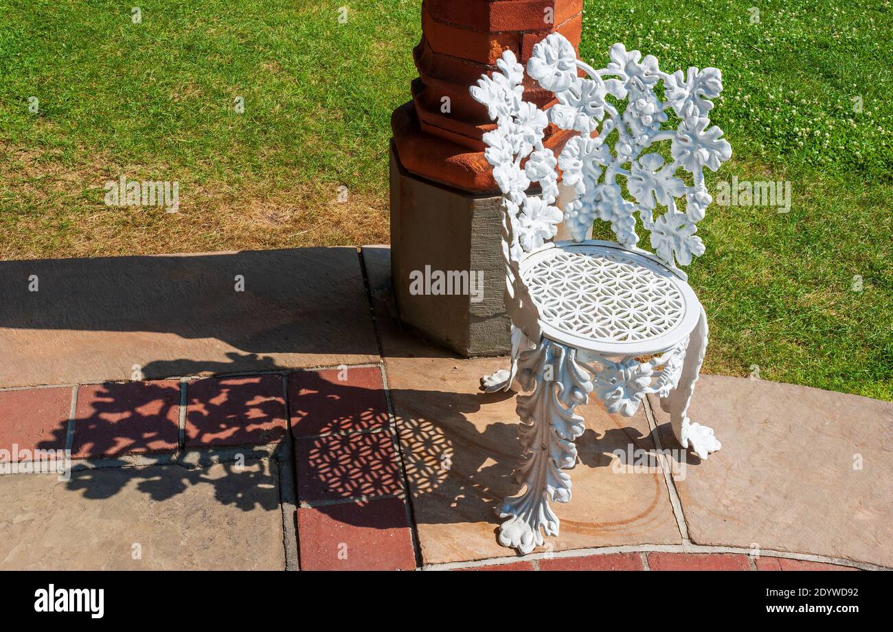 Sedia da giardino vintage in ghisa dipinta di bianco. Schiena e gambe con grappa e foglie design. Reticolo geometrico sul sedile. Naumkeag, Stockbridge, ma Foto Stock