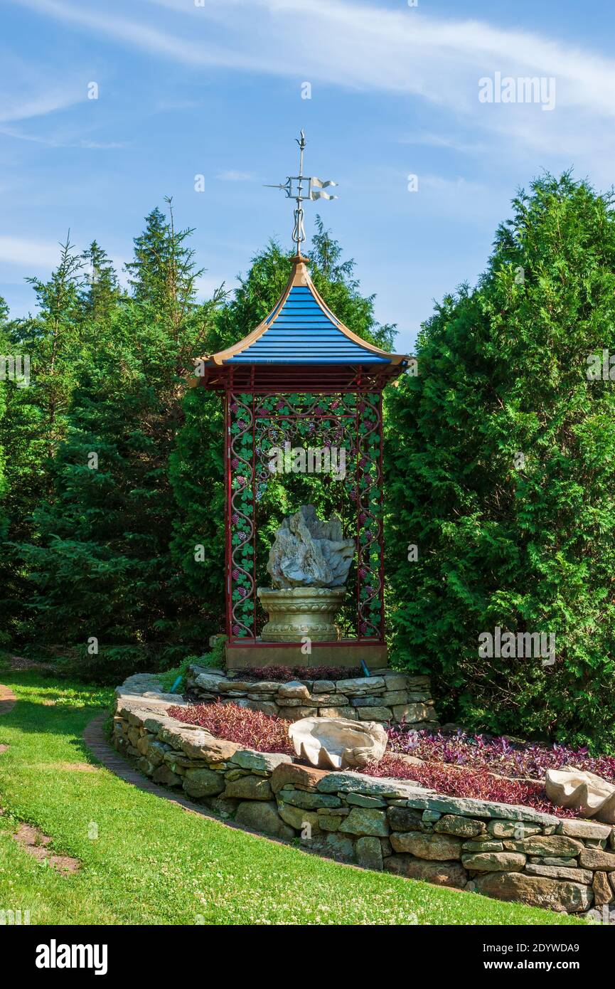 Una roccia sacra all'interno di una pagoda in ghisa ornata, in stile cinese, sul prato del Sud presso la tenuta di campagna di Naumkeag, a Stockbridge, ma, USA. Foto Stock