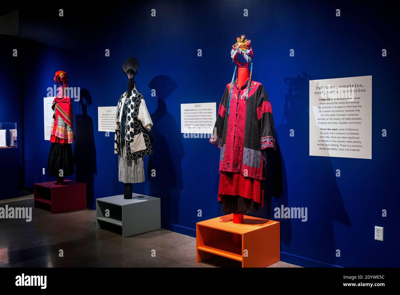 "Gudrun Sjödén, un universo colorato." La retrospettiva di carriera del fashion designer svedese. Foto Stock