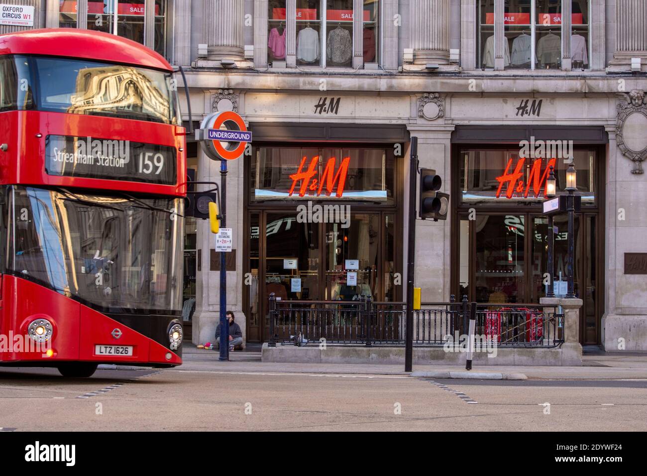 Londra, Regno Unito. 27 Dicembre 2020. Il negozio H&M è chiuso e con  l'iconico London Red Bus parcheggiato a Oxford Street. Sotto le restrizioni  di livello quattro, i pub e i ristoranti