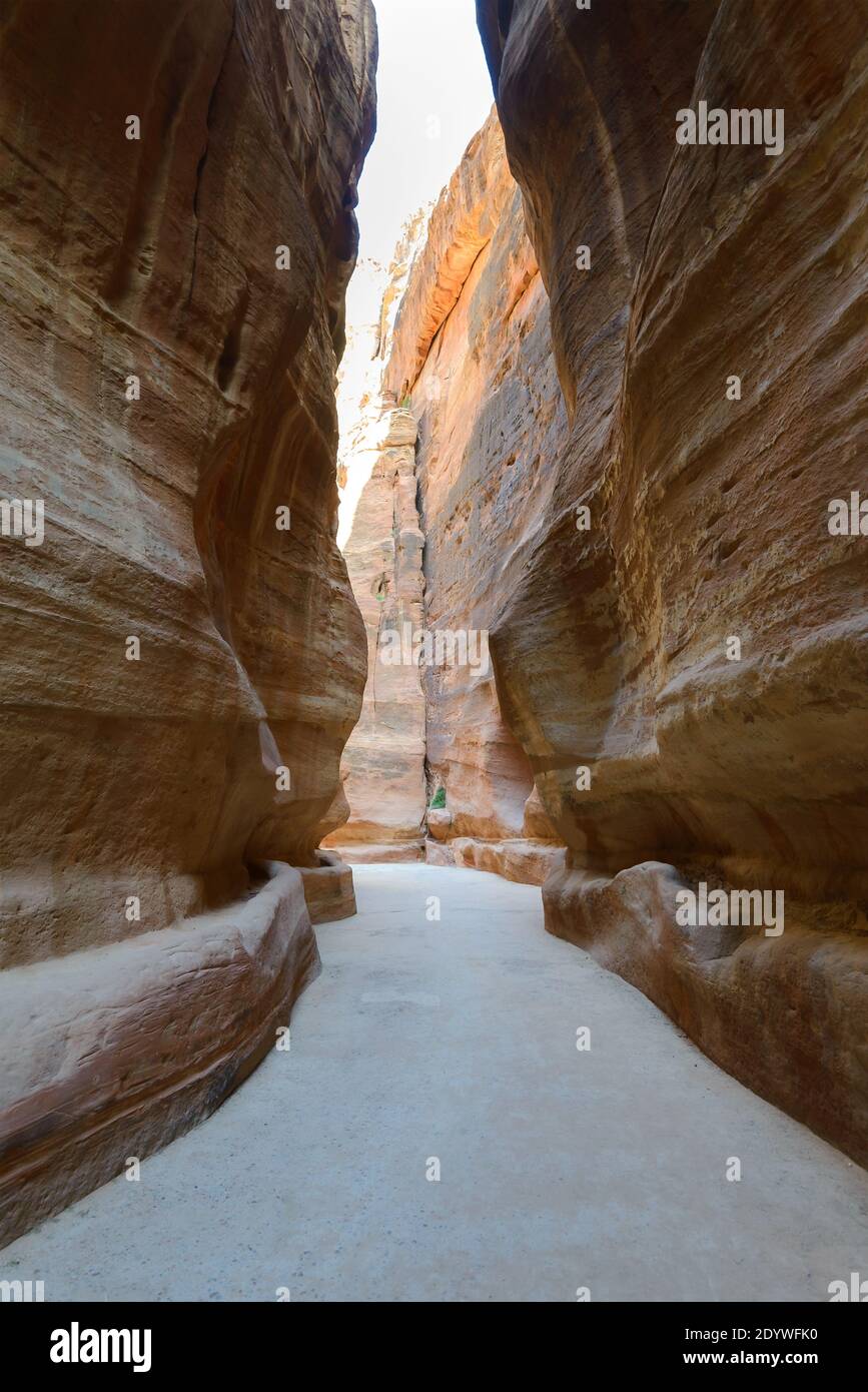 Percorso di accesso Petra conosciuto come Siq con canali d'acqua per la fornitura di acqua Nabateans. Antichi tubi d'acqua nabatei scavati nella roccia a Petra, Giordania. Foto Stock