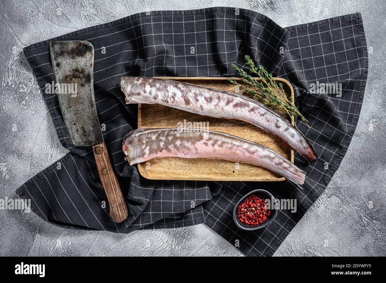 Klip crudo re, pesce congrio con ingredienti da cucina. Fondo grigio. Vista dall'alto Foto Stock