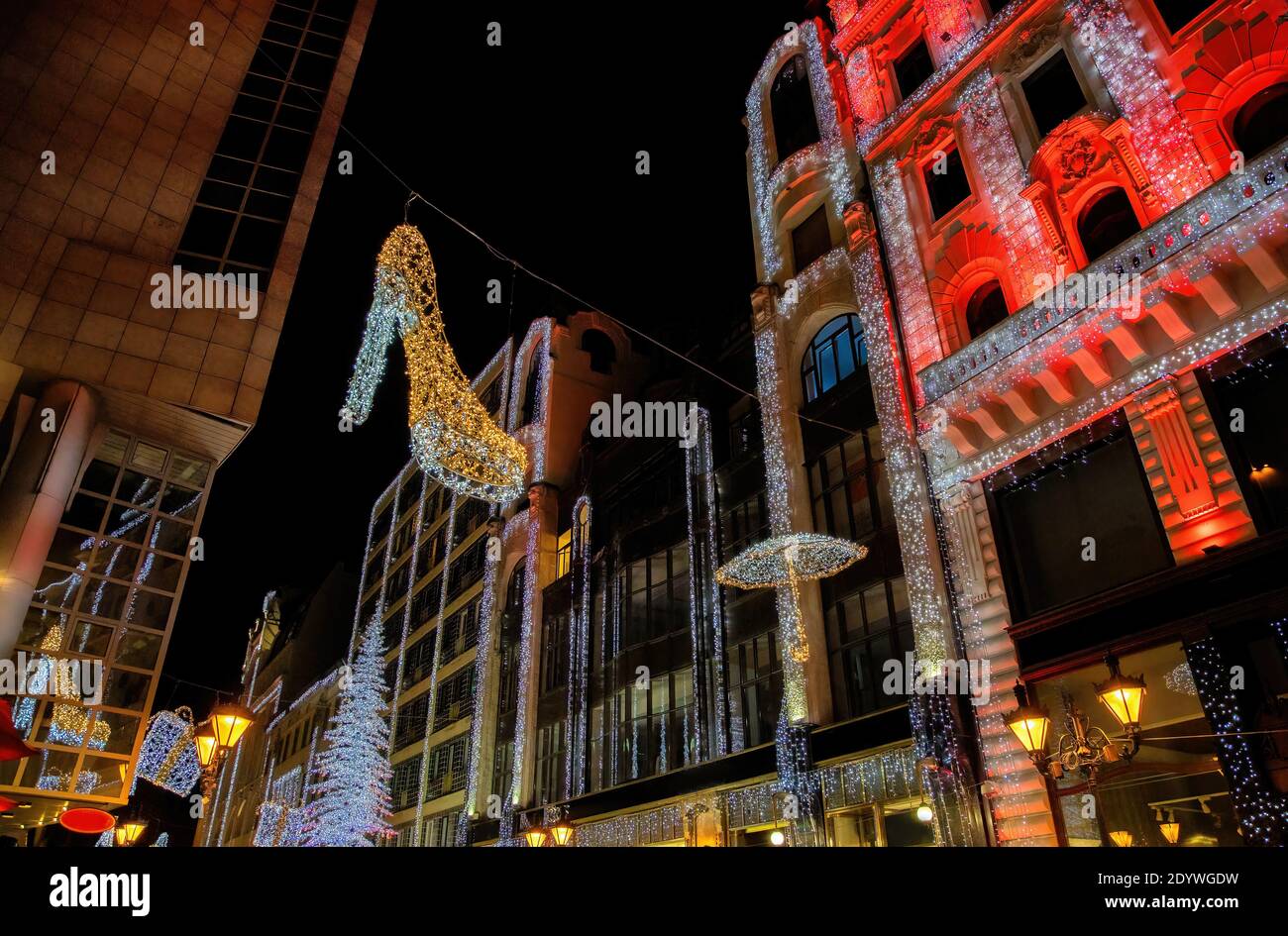 Decorazioni scintillanti e decorazioni natalizie illuminate con illuminazione a LED nel centro di Budapest, Ungheria. Foto Stock