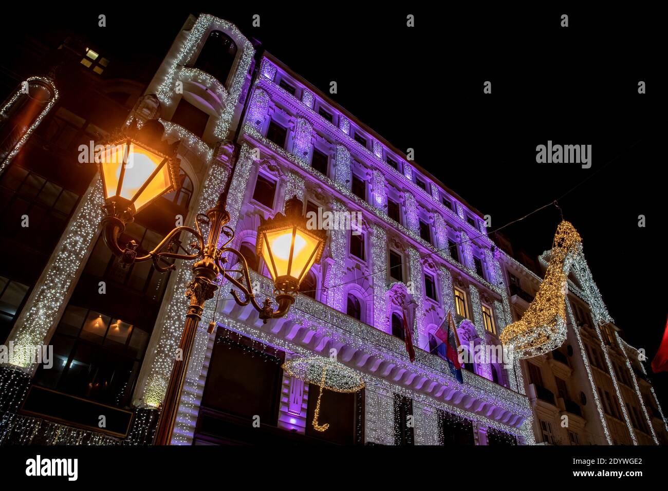 Decorazioni scintillanti e decorazioni natalizie illuminate con illuminazione a LED nel centro di Budapest, Ungheria. Foto Stock