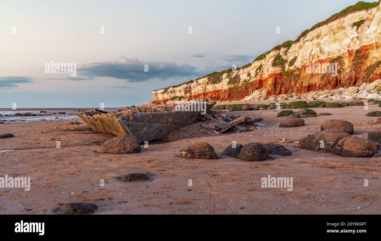 Il Relitto del vapore Trawler Sheraton nella luce della sera a Hunstanton scogliere in Norfolk, Inghilterra, Regno Unito Foto Stock