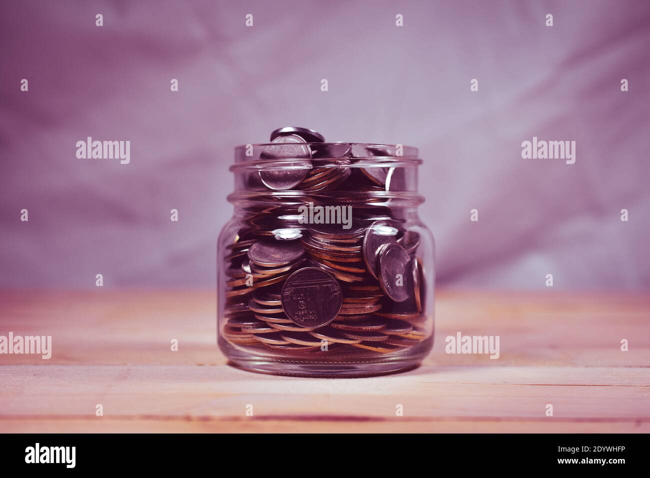 Monete Thai Baht in vaso Foto Stock