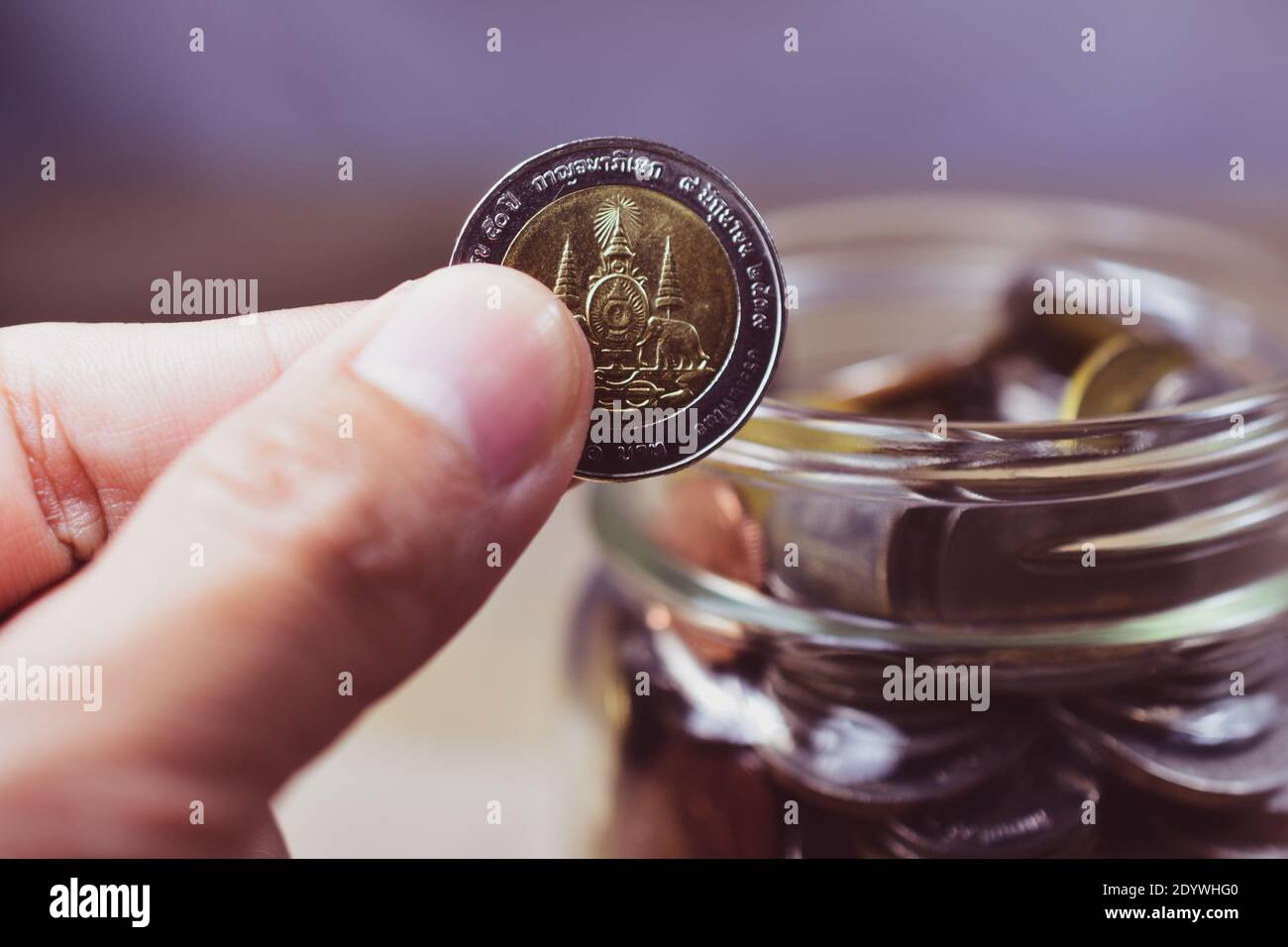 Monete Thai Baht in vaso Foto Stock