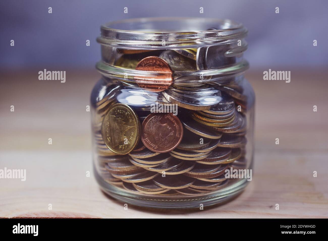 Monete Thai Baht in vaso Foto Stock