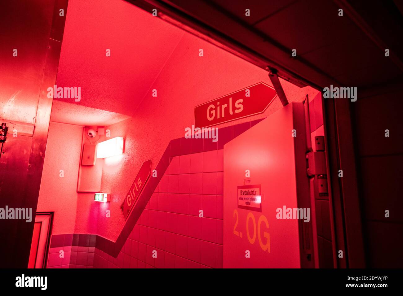 05 dicembre 2020, Hessen, Francoforte sul meno: I corridoi sono vuoti in un bordello attualmente chiuso nel quartiere della stazione di Francoforte. (Al dpa 'la prostituzione e la droga di Treet: Lotta con le conseguenze di Corona nel distretto di luce rossa') Foto: Boris Roessler/dpa Foto Stock