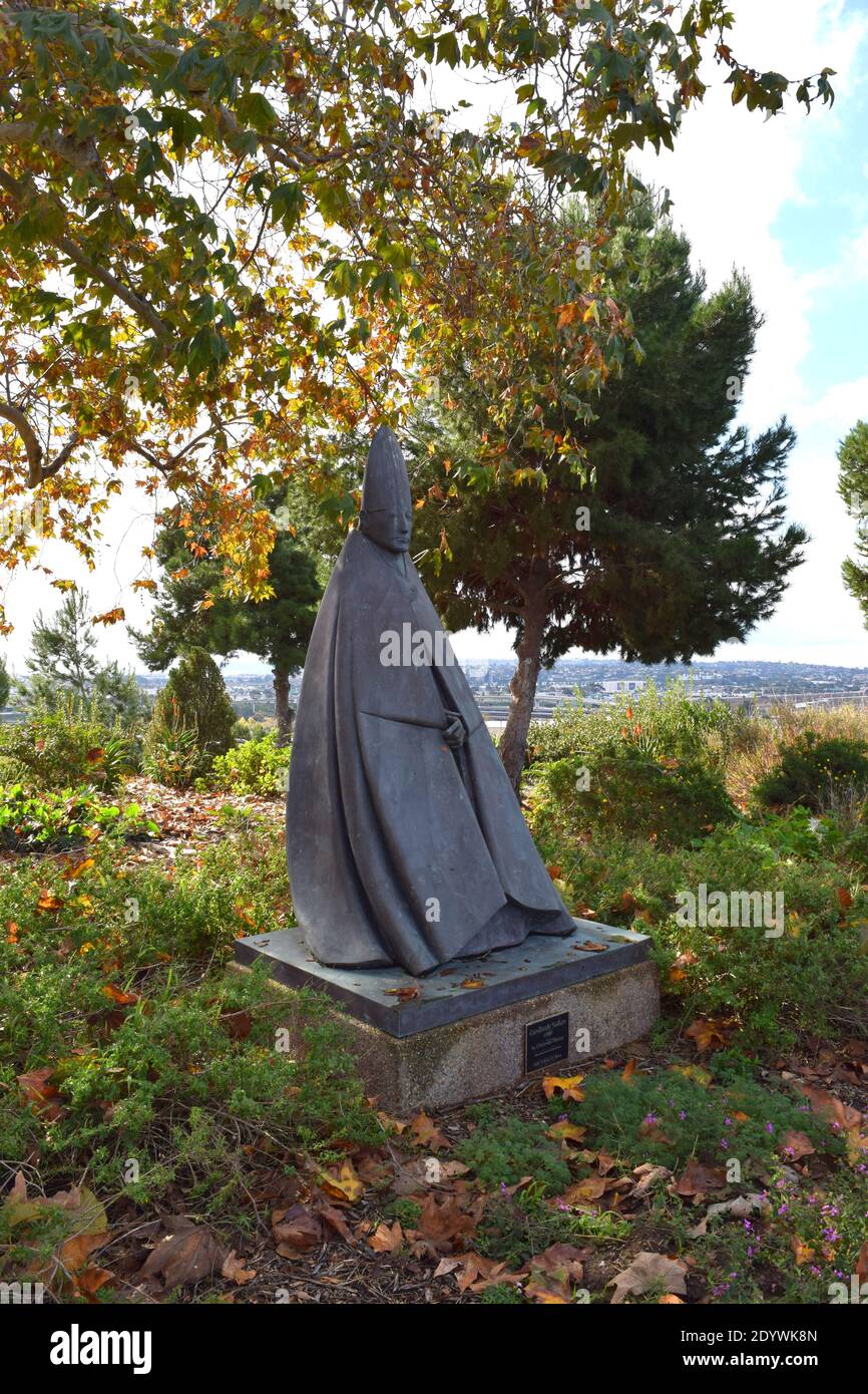 Statua di un cardinale, Università di San Diego giardini. Foto Stock