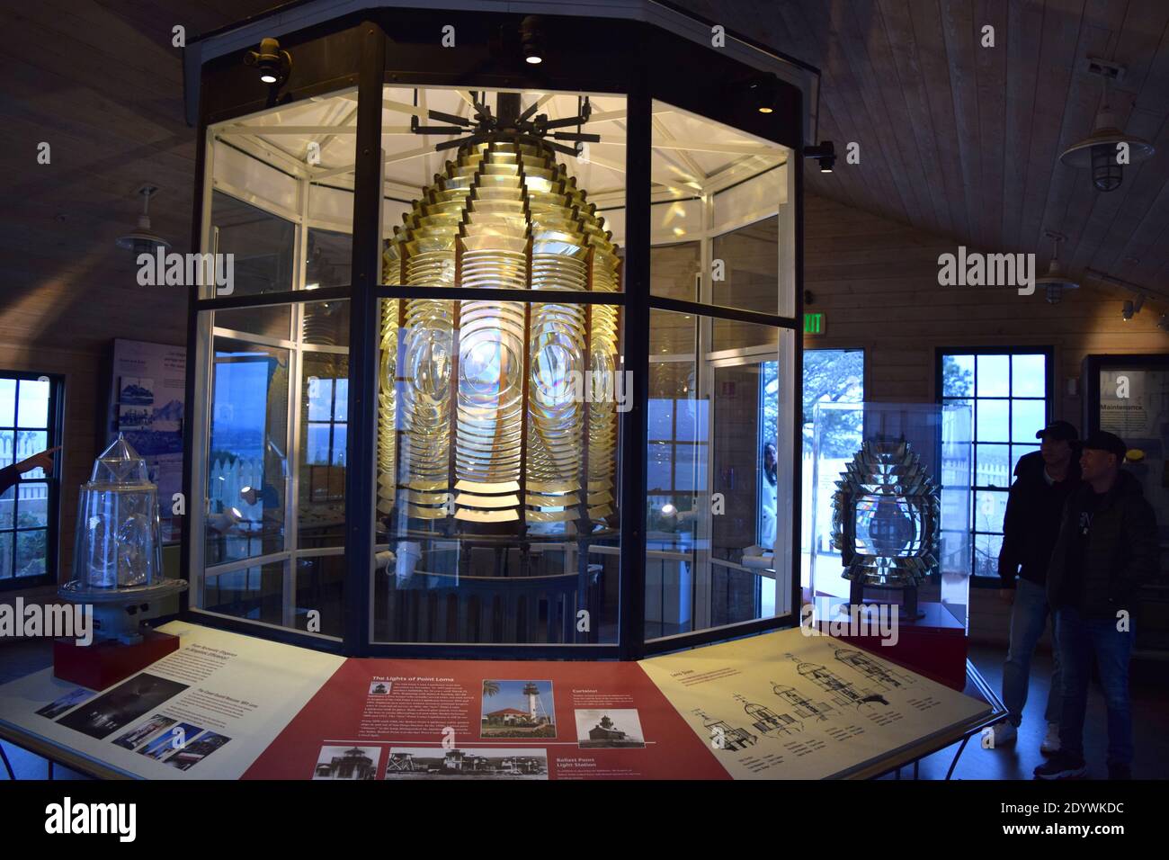 Lente di Fresnel del faro di Point Loma in mostra nel museo del faro. Foto Stock