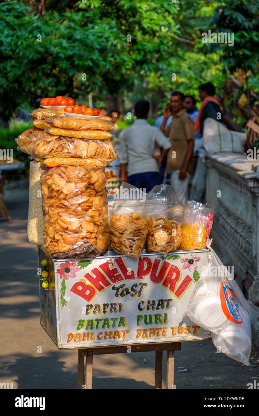 Paperi chat, bhel puri e un'ampia varietà di chat in vendita da un venditore di fast food nel suo carrello accanto a una strada a Kolkata, India il 2019 maggio Foto Stock