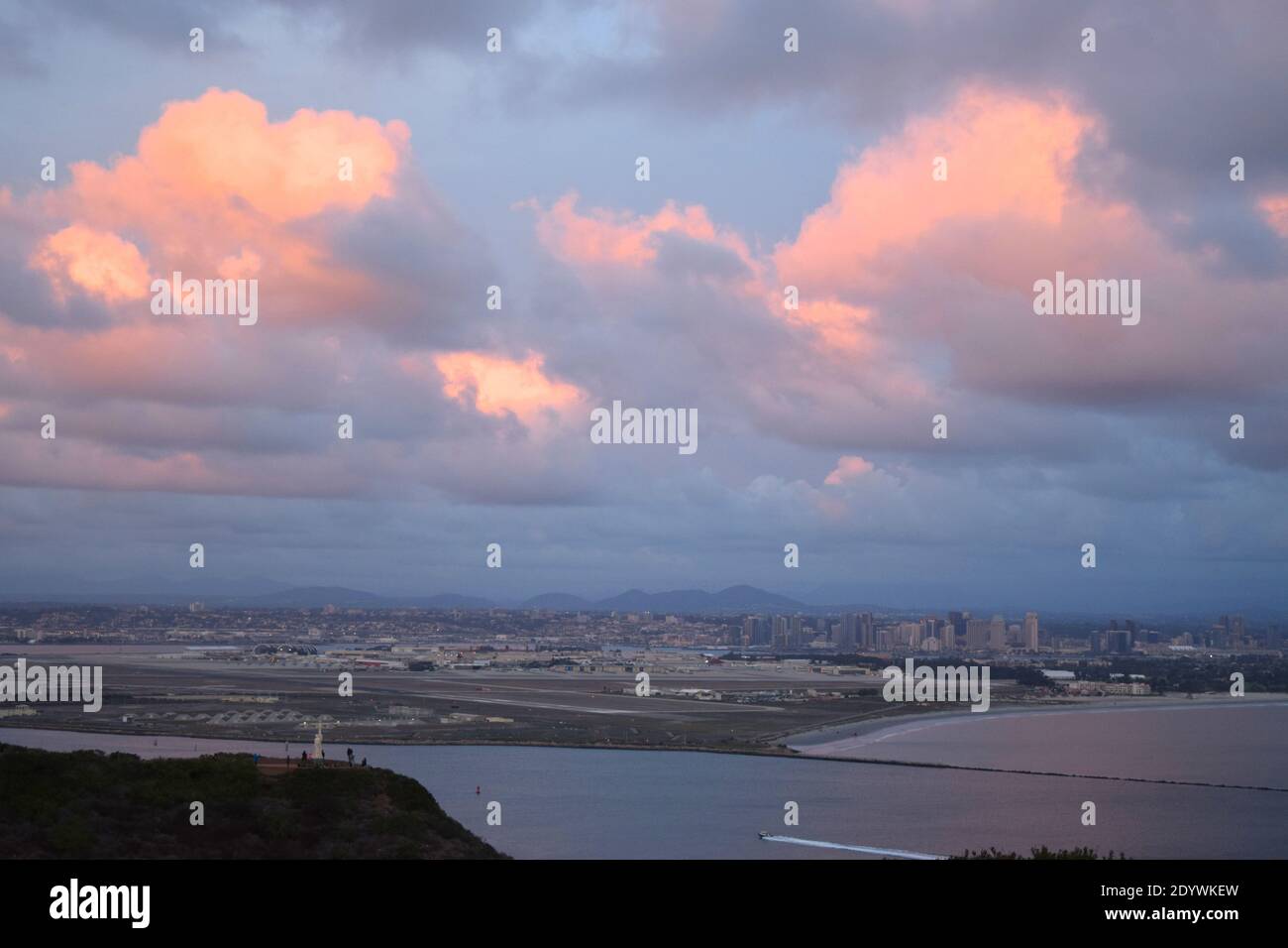 La città di San Diego al tramonto che mostra il centro e la catena costiera montagne oltre. Foto Stock