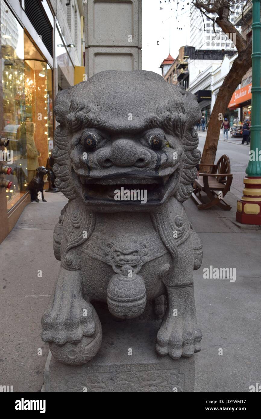 Leone cinese all'ingresso di Chinatown, San Francisco. Foto Stock