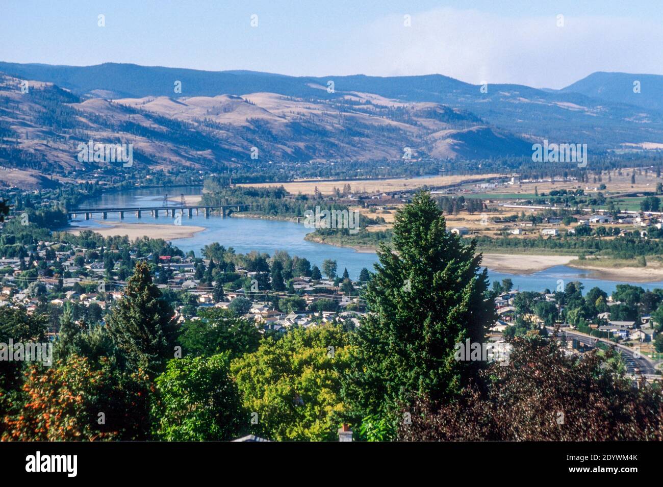 Kamloops, British Columbia, Canada. Vista panoramica sul fiume Thompson. Fumo da Forest Fire in lontananza. Foto Stock