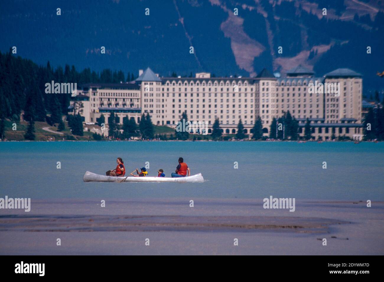 Canoa per famiglie sul lago Louise, Banff NP, Alberta, Canada. Hotel Fairmont Chateau sullo sfondo. Foto Stock