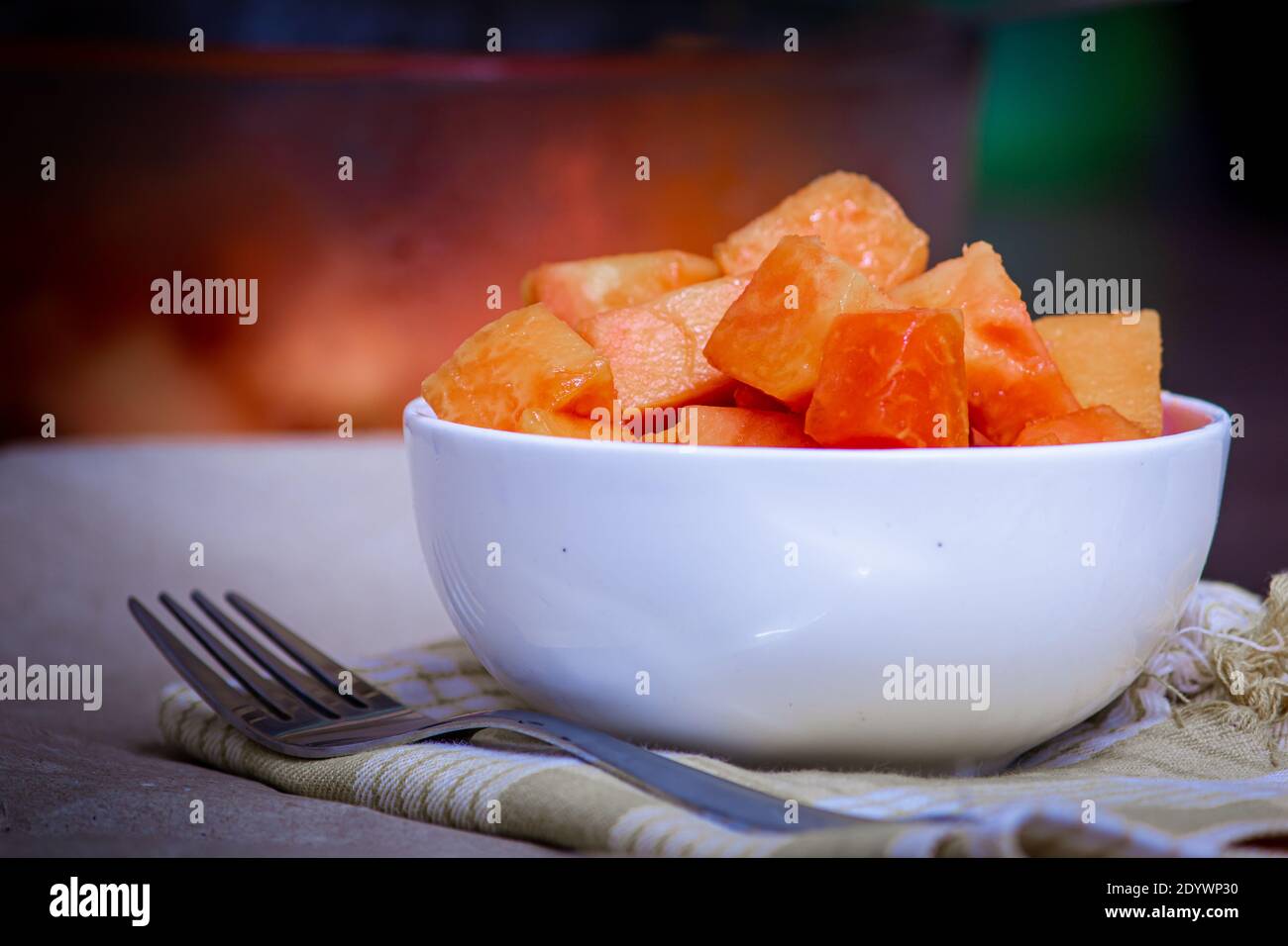 Vista della papaia tagliata in una ciotola. Uso per frutta e concetto di alimentazione sana. Foto Stock