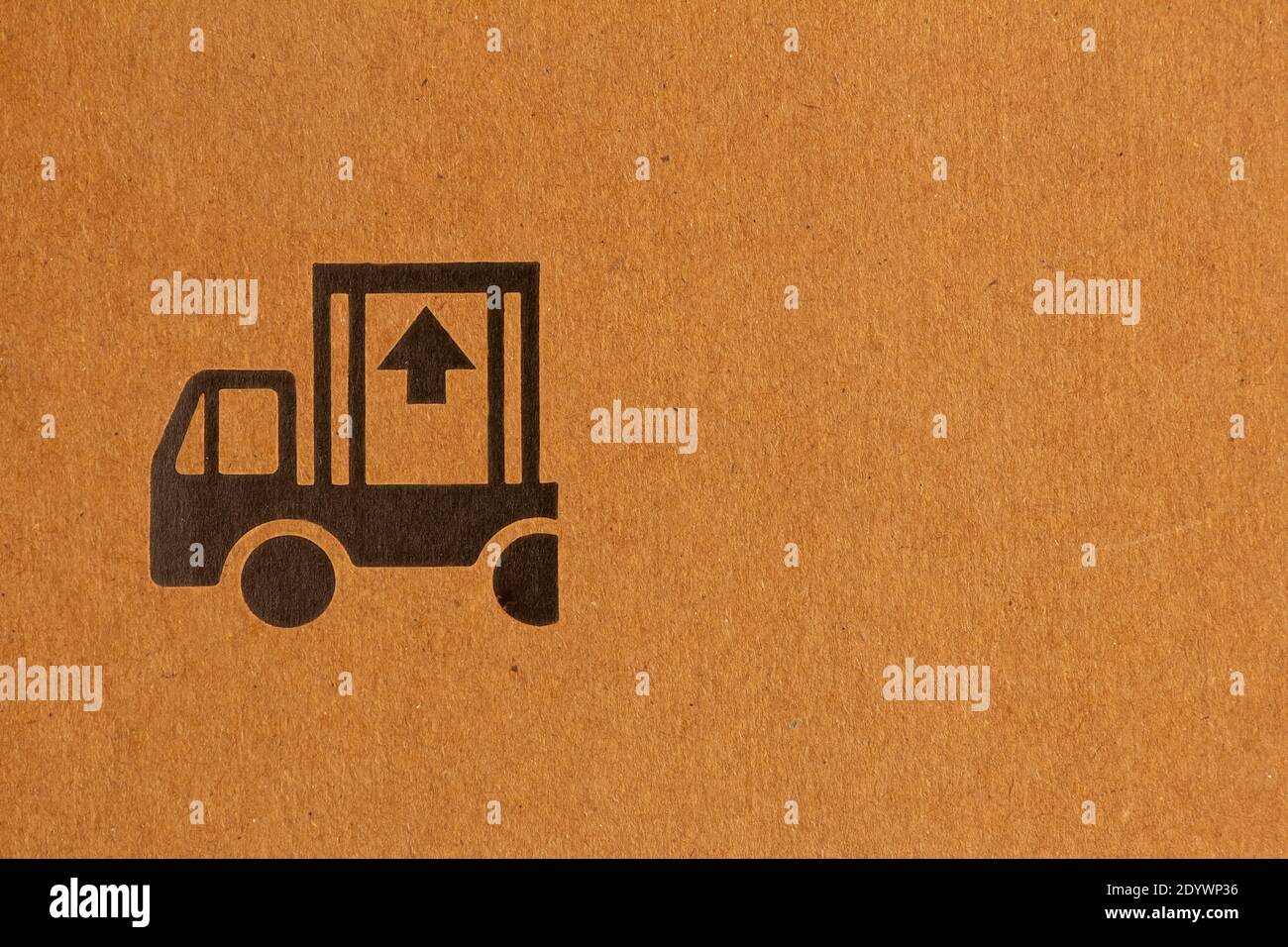 Questo cartello con il lato su in una scatola di imballaggio durante il trasporto. Freccia che indica il modo corretto di spedire o conservare il pacco. Foto Stock