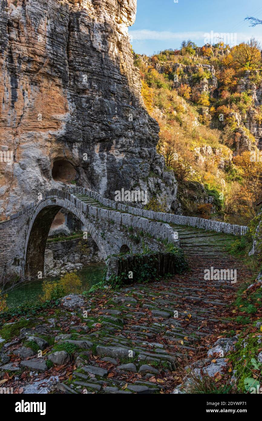 Il vecchio ponte in pietra ad arco di Kokori (Noutsos) durante la stagione autunnale situato sul fiume di Voidomatis a Zagori, Epiro Grecia. Foto Stock