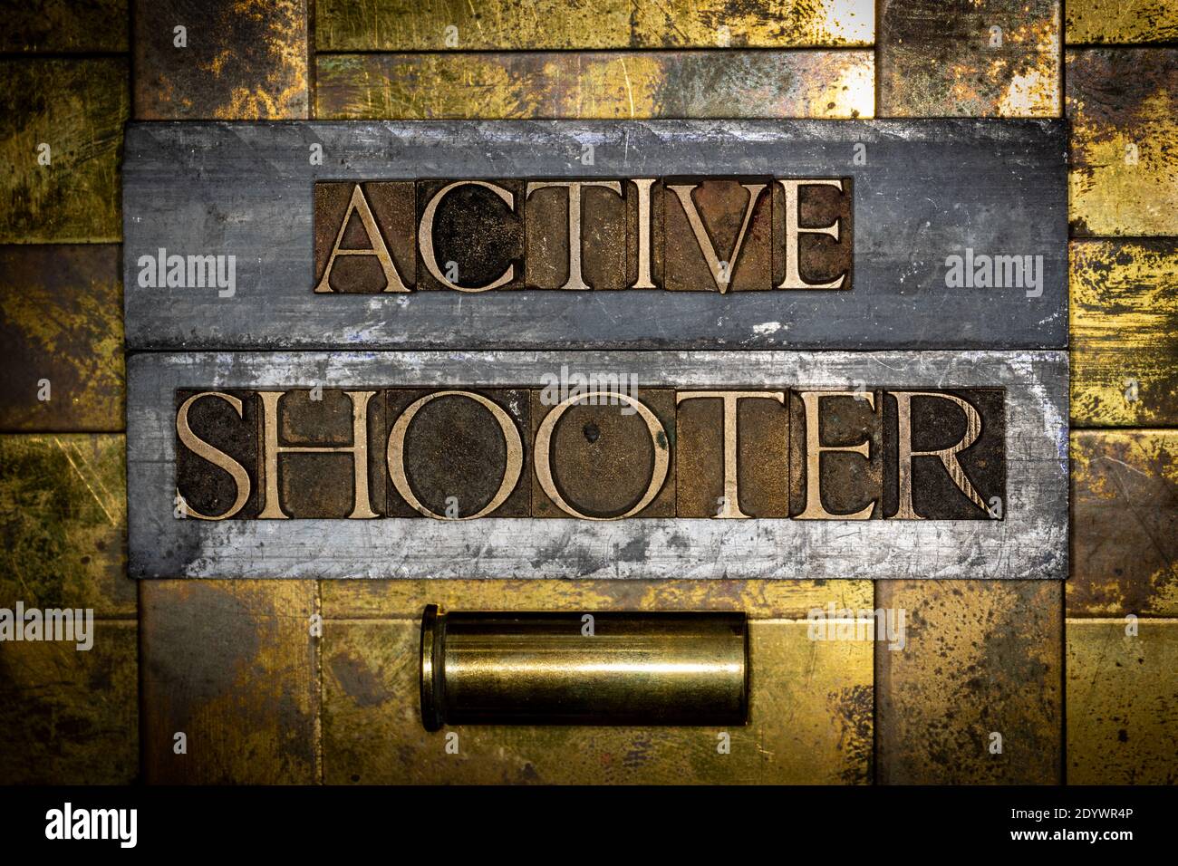 Testo di Active Shooter con rivestimento in rame su grunge textured autentico rame e oro sfondo Foto Stock