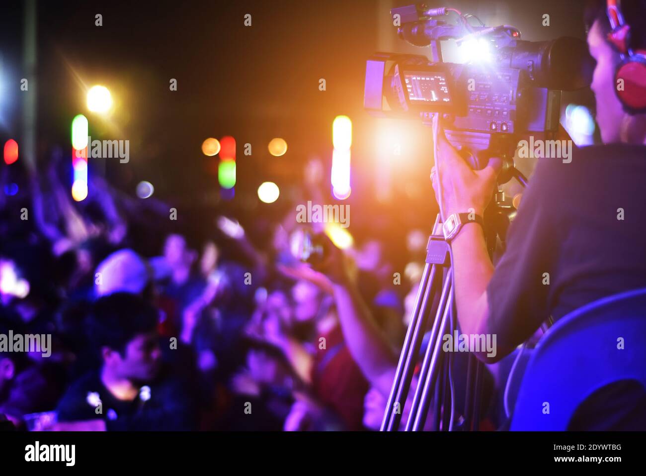 L'uomo della telecamera in concerto dal vivo,Fotografo riprese video in concerto Foto Stock