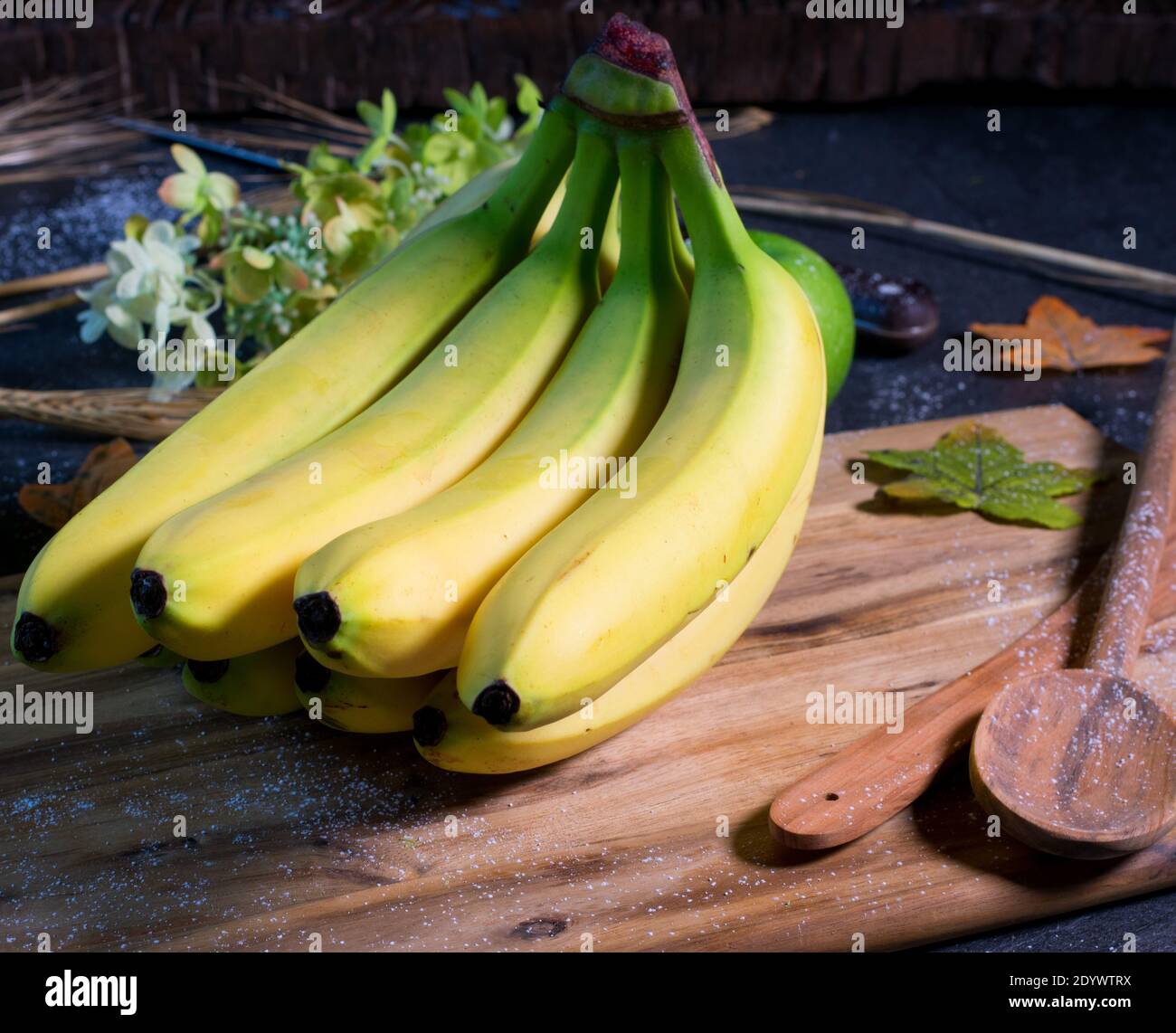 un mazzo di banane fresche e mature su un tavolo di legno Foto Stock