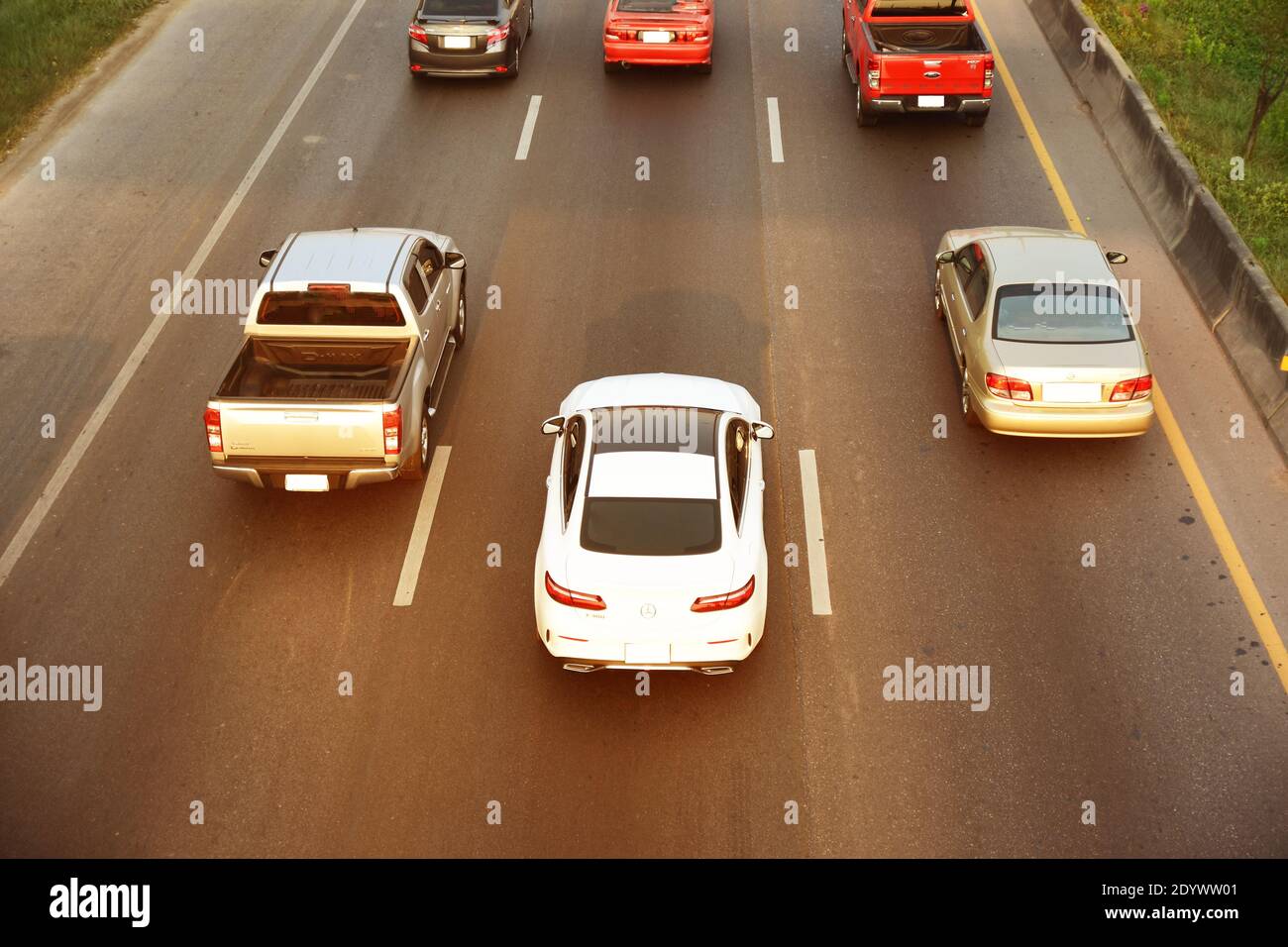 18 febbraio 2018 a Samut Sakhon Thailandia Auto su Rama2 Rd strada la sera per andare a casa Foto Stock