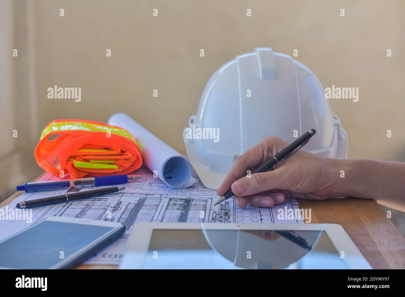 Primo piano di scrittura manuale sulla costruzione del piano di ispezione del piano di lavoro cartaceo progettazione di progetti di architettura Foto Stock