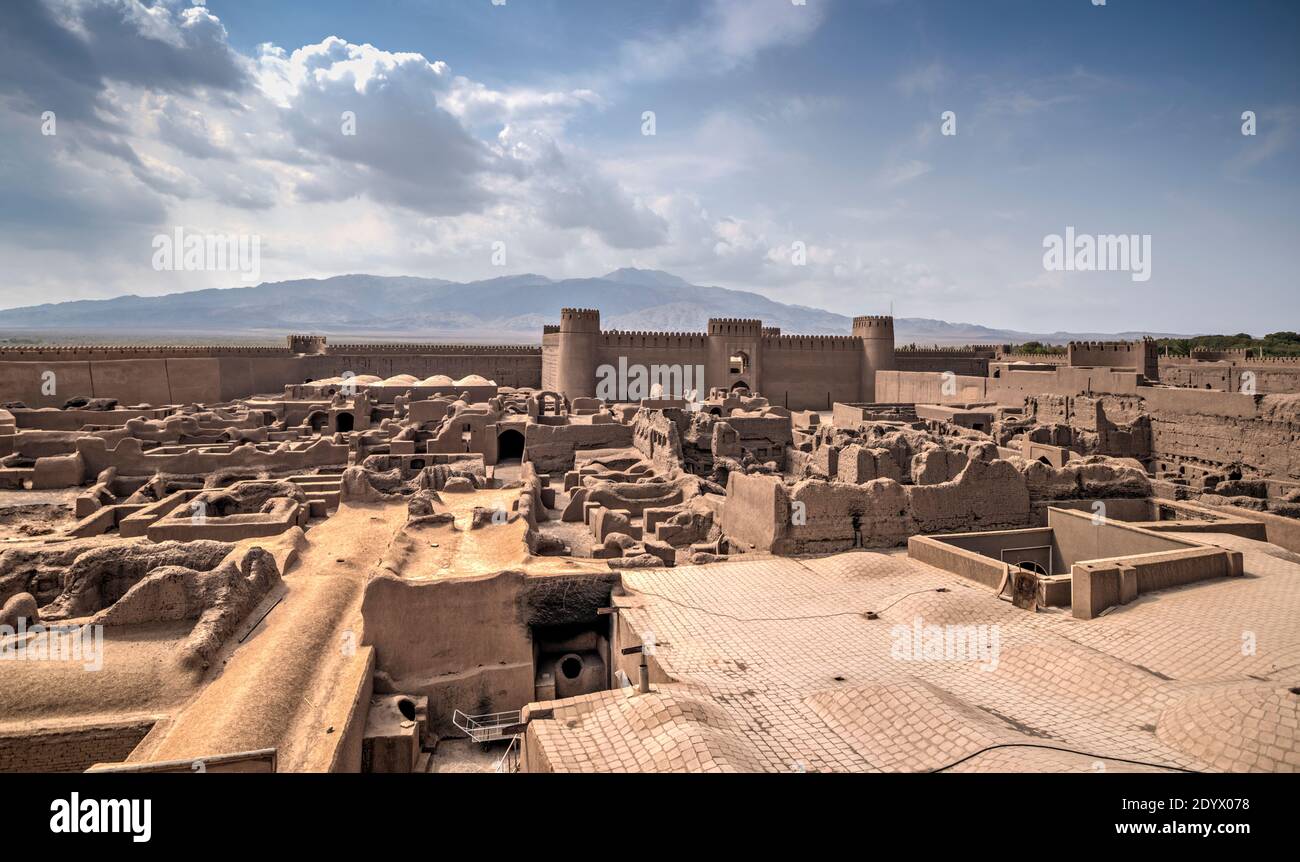 Vista del castello di Rayen, abbandonata cittadella di adobe alla periferia del deserto intorno a Kerman, Iran. Foto Stock