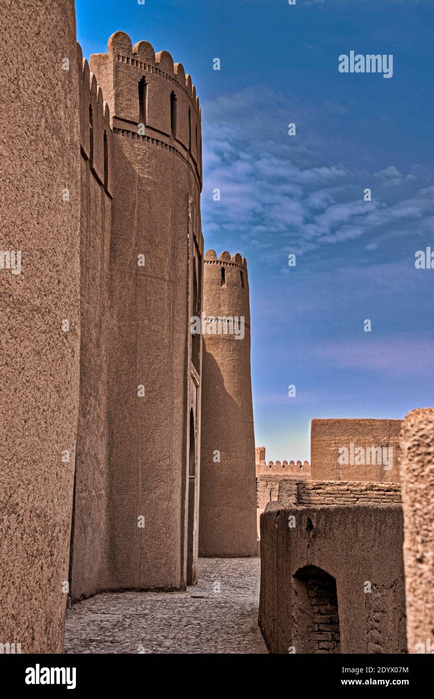 Vista del castello di Rayen, abbandonata cittadella di adobe alla periferia del deserto intorno a Kerman, Iran. Foto Stock