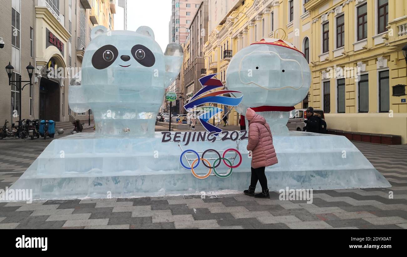 Due sculture di ghiaccio raffiguranti le mascotte ufficiali delle Olimpiadi invernali del 2022, Bing DWEN DWEN e Shuey Rhon Rhon, si trovano con gli anelli olimpici intorno Foto Stock