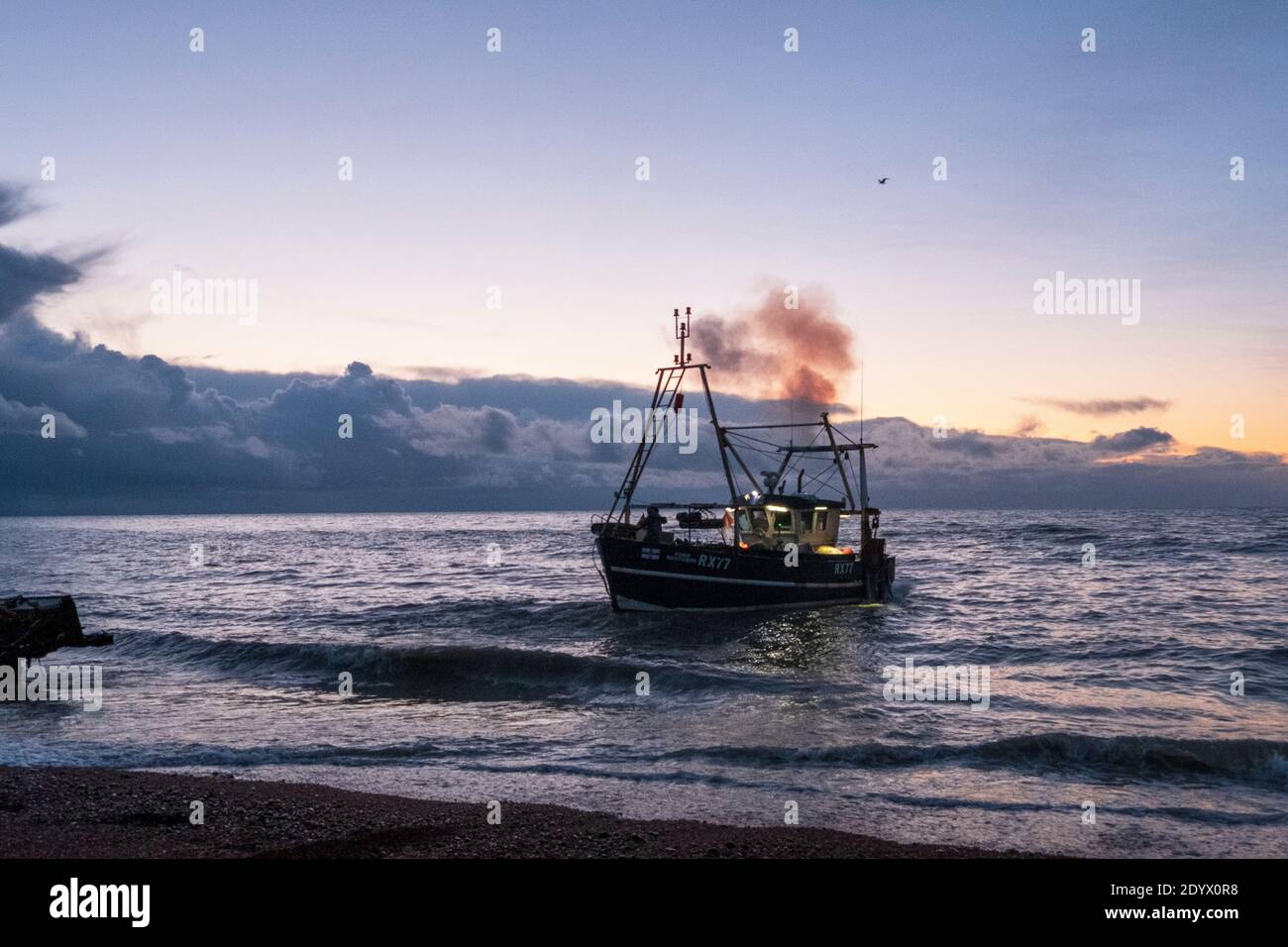 Hastings, East Sussex, Regno Unito 28 dicembre 2020. La pesca a strascico Hastings si lancia all'alba, dalla spiaggia dei pescatori della città vecchia Stade. Con più di 25 barche Hastings ha la più grande flotta di pesca lanciata sulla spiaggia in Europa. Carolyn Clarke/Alamy Live News Foto Stock
