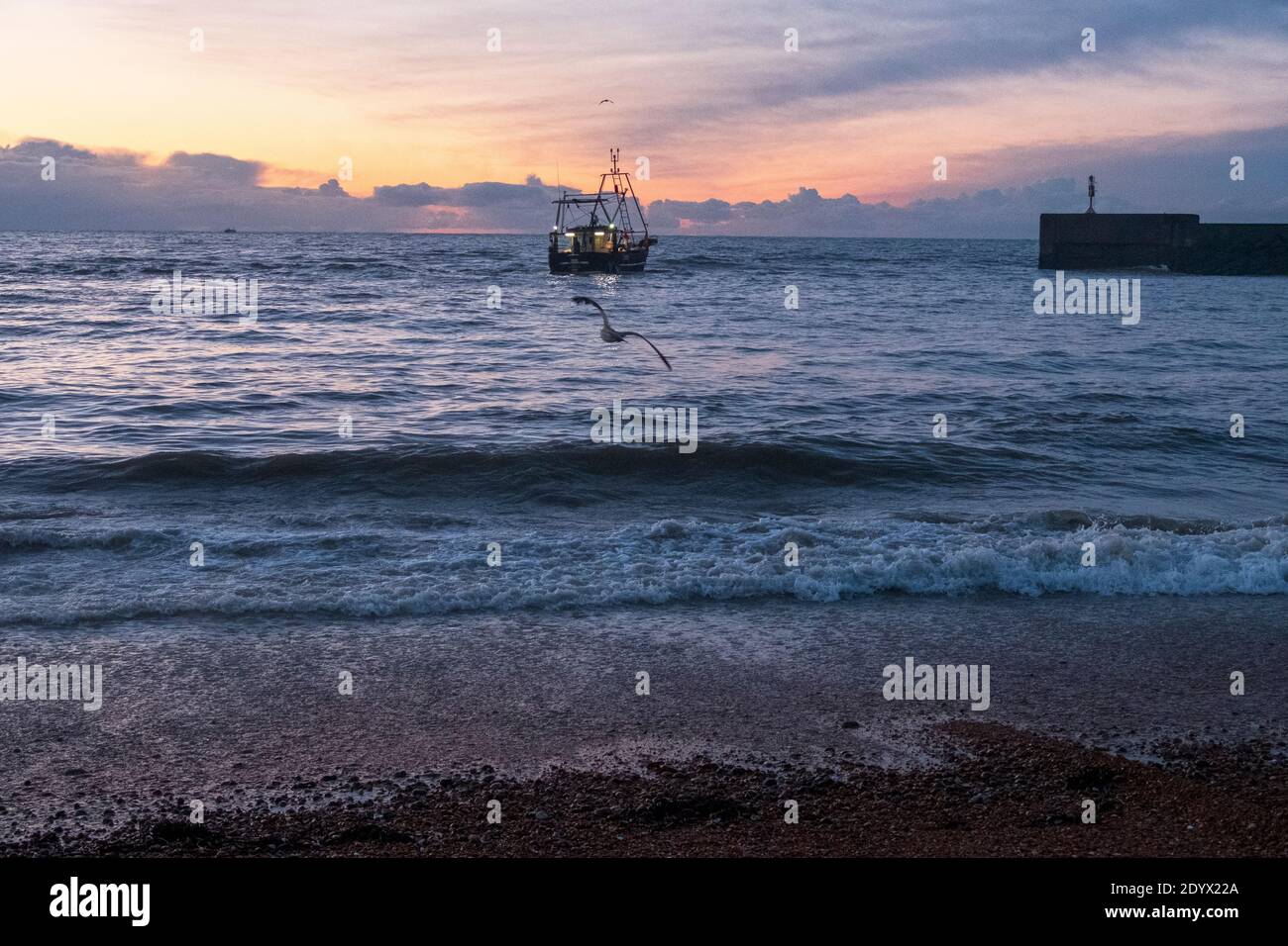 Hastings, East Sussex, Regno Unito 28 dicembre 2020. La pesca a strascico Hastings si dirige verso il mare nella Manica, dalla spiaggia dei pescatori della città vecchia Stade. Con più di 25 barche Hastings ha la più grande flotta di pesca lanciata sulla spiaggia in Europa. Carolyn Clarke/Alamy Live News Foto Stock
