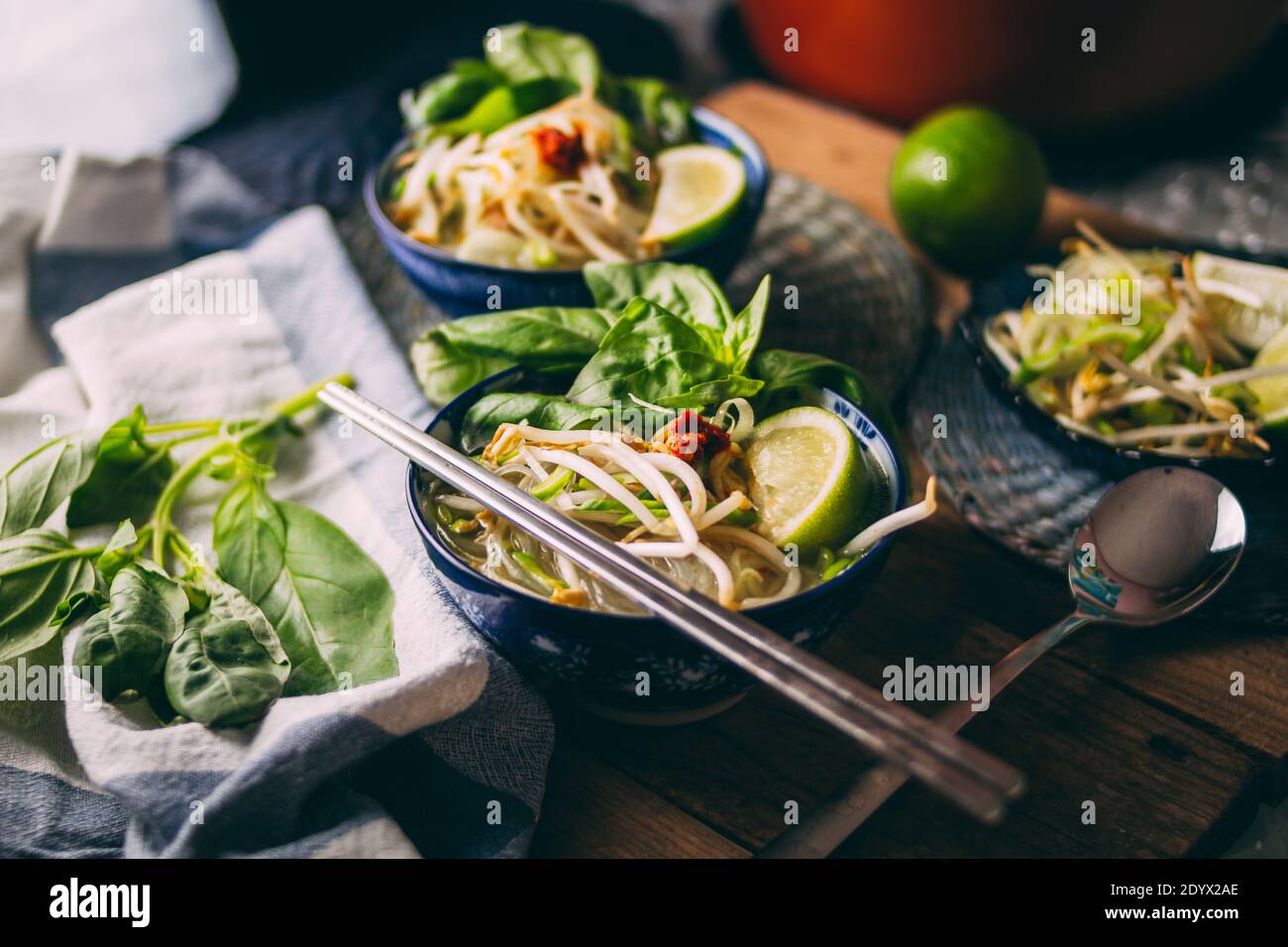 Gustosa zuppa vietnamita di pho con tagliatelle di riso e pollo. Cucina fatta in casa Foto Stock